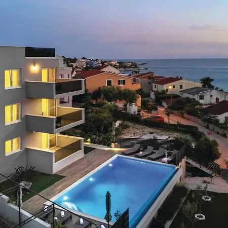 Nice In W/ Wifi, Outdoor Swimming Pool And Heated Swimming Pool Apartment