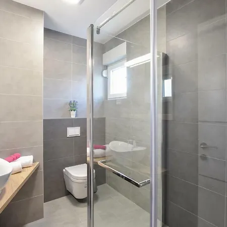 Nice In W/ Wifi, Outdoor Swimming Pool And Heated Swimming Pool * Razanj