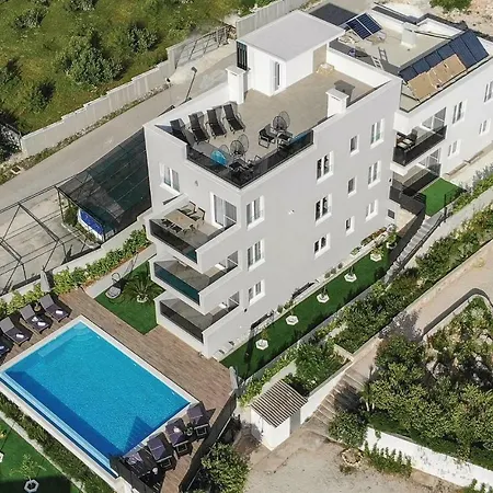 Nice In W/ Wifi, Outdoor Swimming Pool And Heated Swimming Pool Apartment