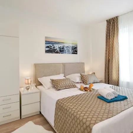 Nice In W/ Wifi, Outdoor Swimming Pool And Heated Swimming Pool Razanj