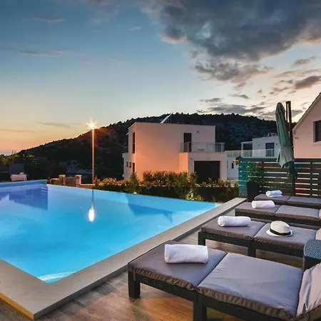 Nice In W/ Wifi, Outdoor Swimming Pool And Heated Swimming Pool Apartment *