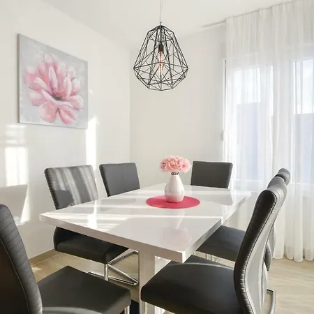 Nice In W/ Wifi, Outdoor Swimming Pool And Heated Swimming Pool Razanj